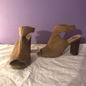 Size 10 medium penny loves Kenny 4” dill straps beige sandals.  Gently worn